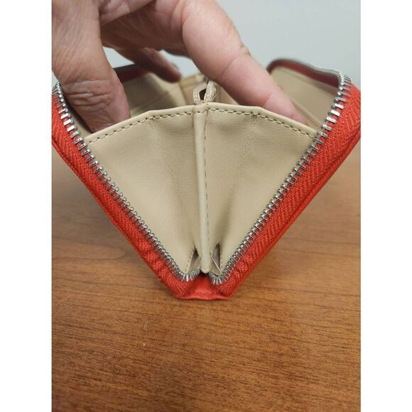 Guess Wallet Red Zip Around Baldwin Park EUC (R) - Picture 11 of 16